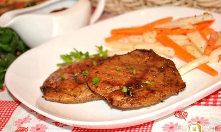 Рецепт свиного стейка-гриля с ароматными травами