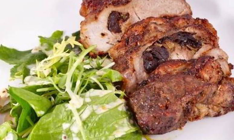 Рецепт свиного стейка со сливовой начинкой