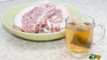 свиной стейк в маринаде из зеленого чая