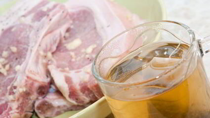 свиной стейк в маринаде из зеленого чая