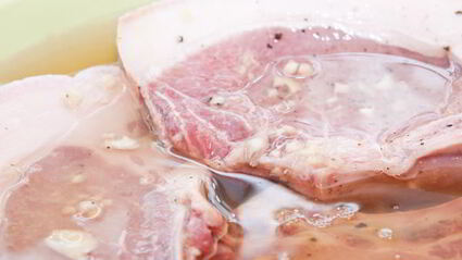 свиной стейк в маринаде из зеленого чая