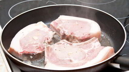 свиной стейк в маринаде из зеленого чая