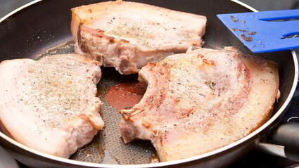 свиной стейк в маринаде из зеленого чая