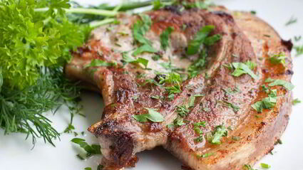 свиной стейк в маринаде из зеленого чая