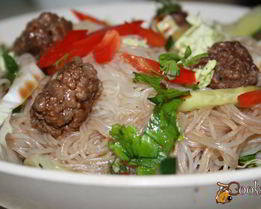 Фунчоза с говяжьими тефтельками и овощами