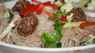 Фунчоза с говяжьими тефтельками и овощами