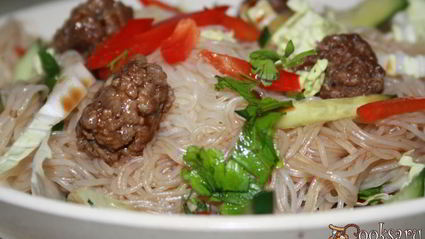 фунчоза с говяжьими тефтельками и овощами