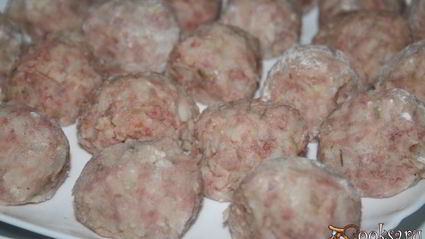 говяжьи тефтели с жареным луком