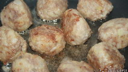 говяжьи тефтели с жареным луком