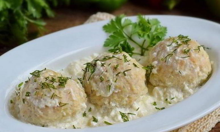 Рецепт куриных тефтелек под сметанным соусом