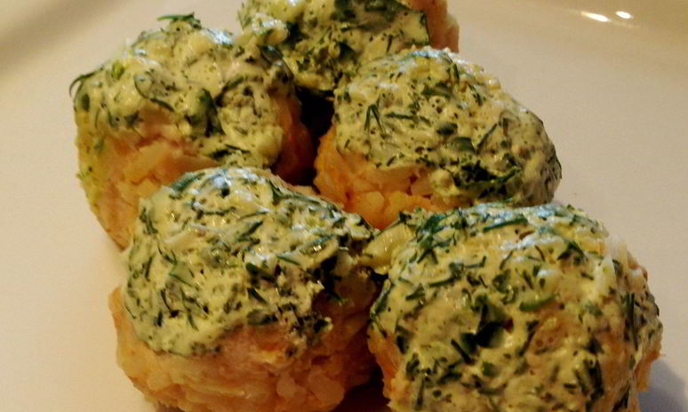 Рецепт легких куриных тефтелей на пару со сметанно-чесночным соусом