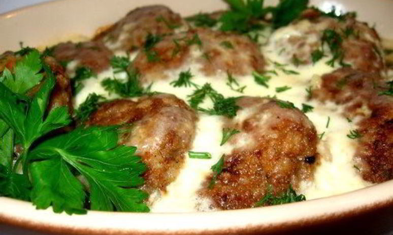 Рецепт мясных тефтелей под сливочно-молочным соусом