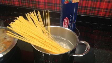 спагетти с тефтельками с кедровыми орешками