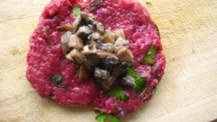 свекольно-мясные тефтели с грибной начинкой