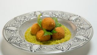 Тефтели из сельдерея с овощным соусом