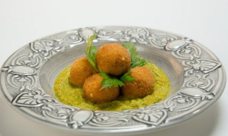 Рецепт тефтелей из сельдерея с овощным соусом