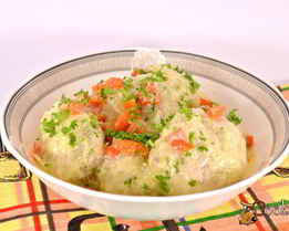 Тефтели из свинины и курицы в панировке из манки в сметанном соусе