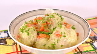 Тефтели из свинины и курицы в панировке из манки в сметанном соусе