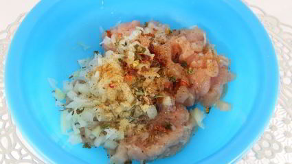 тефтели из свинины и курицы в панировке из манки в сметанном соусе