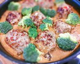 Тефтели охотничьи в грибном соусе