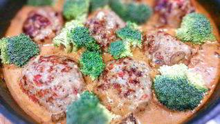 Тефтели охотничьи в грибном соусе