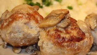 Тефтели под грибным соусом