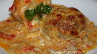 Тефтели под сметанным соусом в духовке