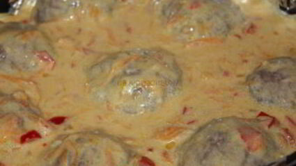 тефтели под сметанным соусом в духовке