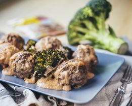 Тефтели с грецкими орехами в соусе