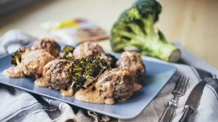 Тефтели с грецкими орехами в соусе