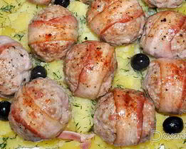 Тефтели с маслинами, запеченные в беконе