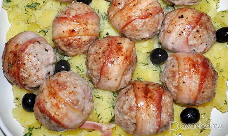 Рецепт тефтелей с маслинами, запеченные в беконе