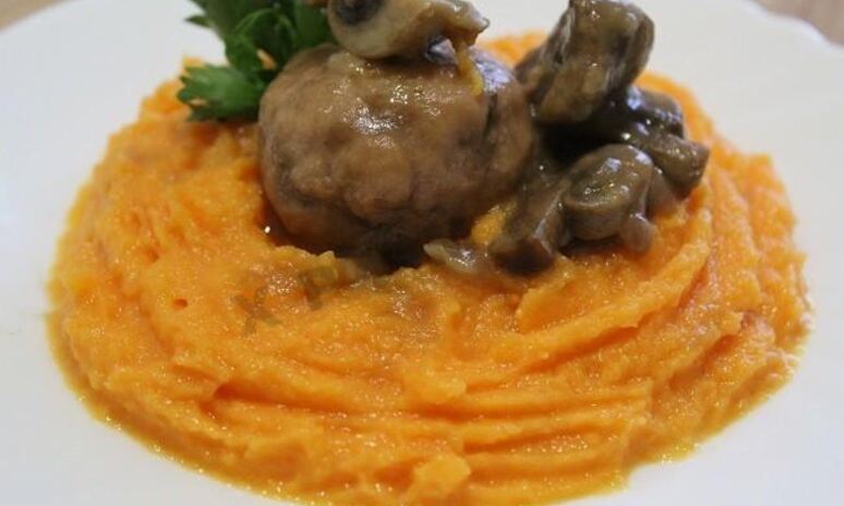 Рецепт тефтелей с тыквенным пюре под грибным соусом