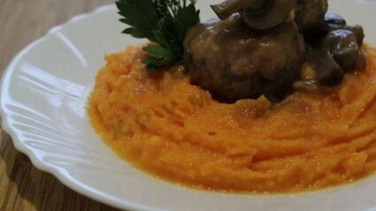 тефтели с тыквенным пюре под грибным соусом