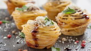 Тефтели в гнездах из спагетти