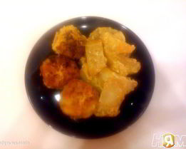 Тефтели в пикантном соусе, запеченые с картофелем