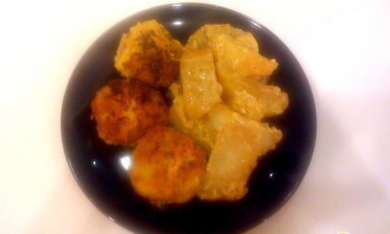 Рецепт тефтелей в пикантном соусе, запеченые с картофелем