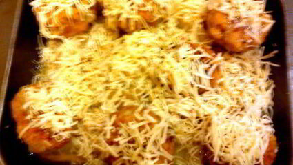 тефтели в пикантном соусе, запеченые с картофелем