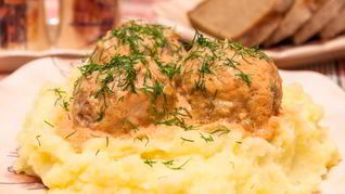 Тефтели в томатно-сметанном соусе