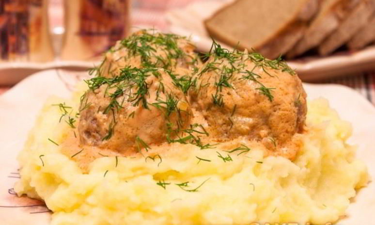 Рецепт тефтелей в томатно-сметанном соусе