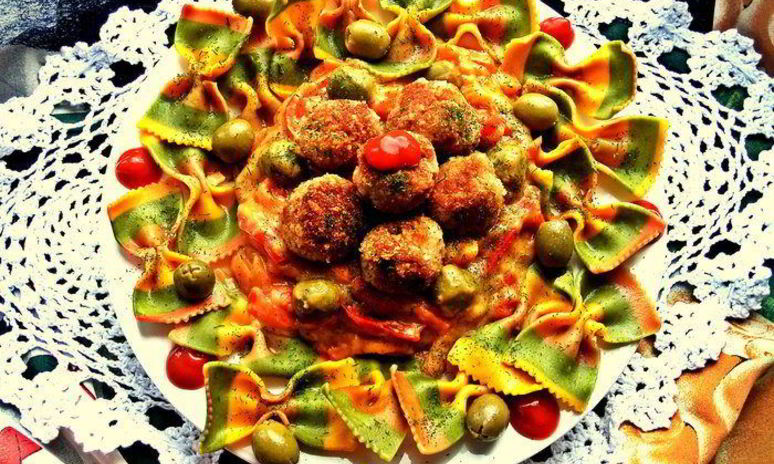 Рецепт тефтелек с трехцветной пастой и овощной подливой