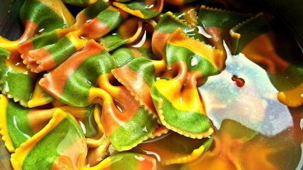 тефтельки с трехцветной пастой и овощной подливой