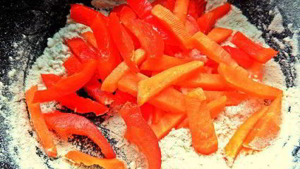 тефтельки с трехцветной пастой и овощной подливой