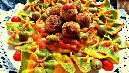 тефтельки с трехцветной пастой и овощной подливой