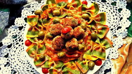 тефтельки с трехцветной пастой и овощной подливой