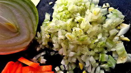 тефтельки с трехцветной пастой и овощной подливой