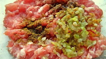 тефтельки с трехцветной пастой и овощной подливой