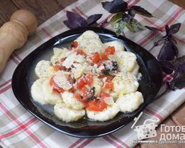 Творожные ньокки с соусом из помидоров и базилика