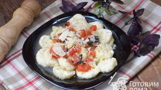 Творожные ньокки с соусом из помидоров и базилика