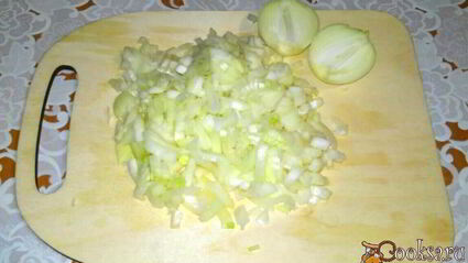 домашние вареники со сметанно-чесночным соусом и шкварками